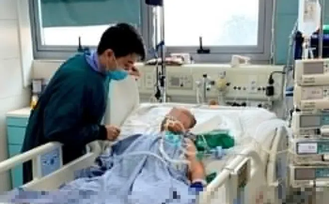Cậu bé 12 tuổi mở mắt sau 2 tuần hôn mê, cả phòng hồi sức bật khóc