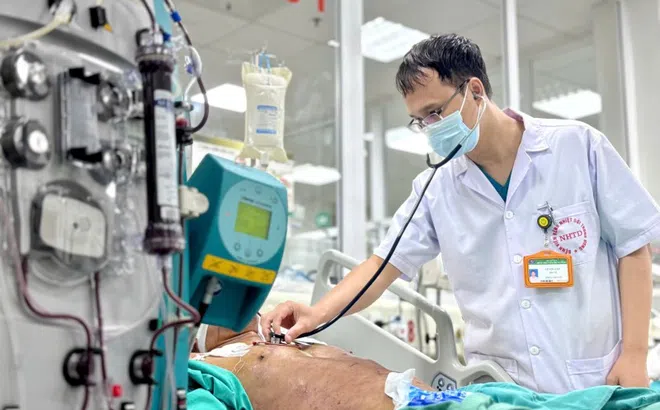 Nguy kịch, toàn thân thâm tím sau bữa ăn tiết canh