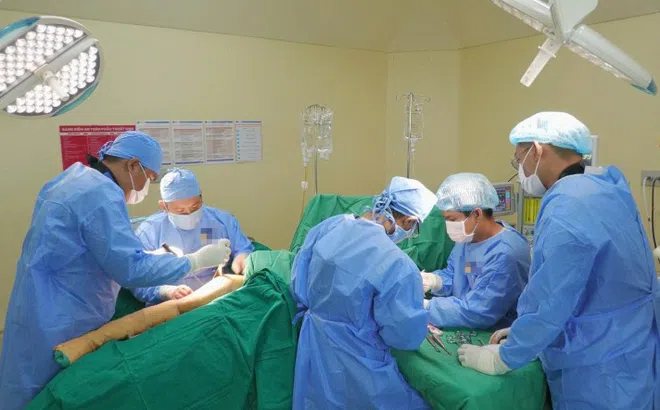 Người phụ nữ bị máy cày đè gãy hàng chục chiếc xương