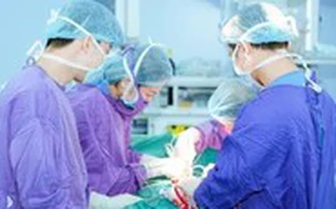 Cắt bỏ khối u buồng trứng 5kg đã hoại tử, cứu sống bệnh nhân 66 tuổi