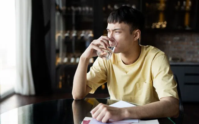 Những kiểu uống nước khiến thận ngày càng yếu