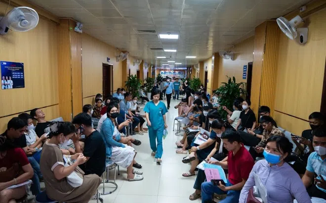 Khoa IVF đông kín chỗ từ sáng sớm