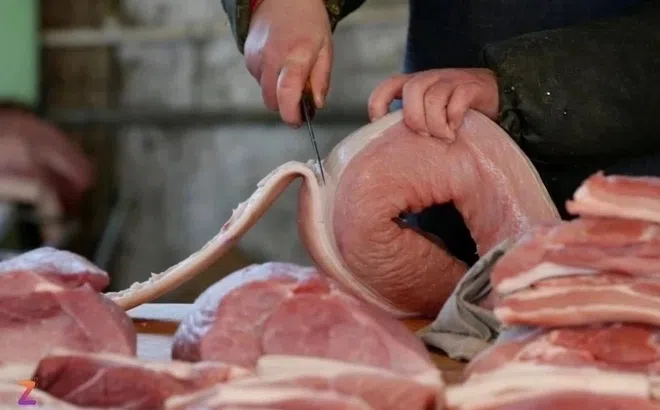 Sau khi mổ lợn, người đàn ông nhập viện cấp cứu