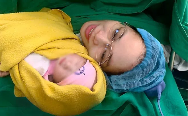 Một em bé vừa chào đời từ phôi thai trữ lạnh suốt 11 năm