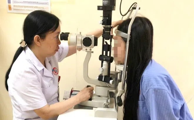 Lạm dụng kính áp tròng, cô gái 20 tuổi gánh hậu quả