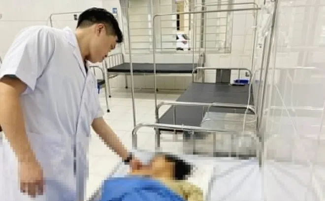 Đi trong mưa bão, một người bị cây đổ gây chấn thương sọ não