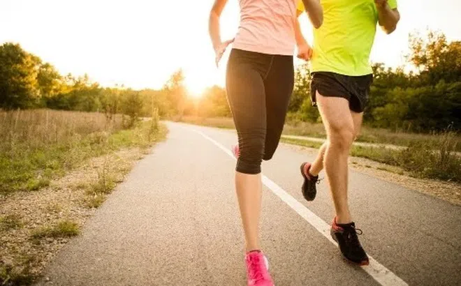 Đi bộ 45 phút hay chạy bộ tại chỗ 20 phút?