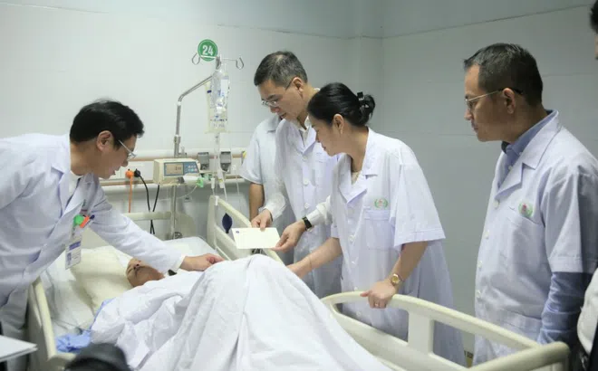 Bộ trưởng Đào Hồng Lan tặng bằng khen cho 4 nhân viên y tế dũng cảm cứu trẻ sơ sinh tại Nghệ An