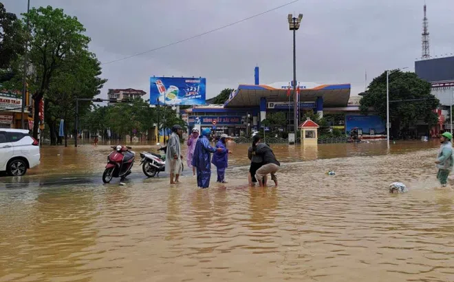 Sản phụ vỡ ối giữa dòng nước lũ ở Huế