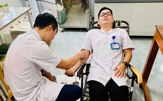 Nhân viên y tế hiến máu cứu thai phụ vỡ thai ngoài tử cung nguy kịch giữa đỉnh lũ