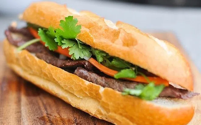 Hơn 40 người ở TP.HCM đi cấp cứu sau khi ăn bánh mì