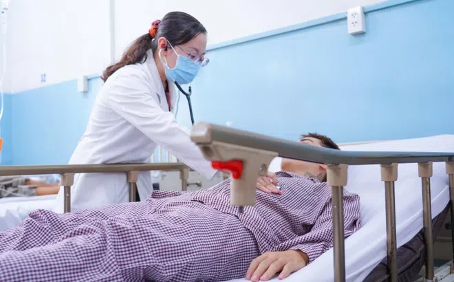 Vụ hàng trăm ca ngộ độc bánh mì ở TP.HCM: Vì sao sau 3 ngày vẫn còn nhiều người nhập viện?