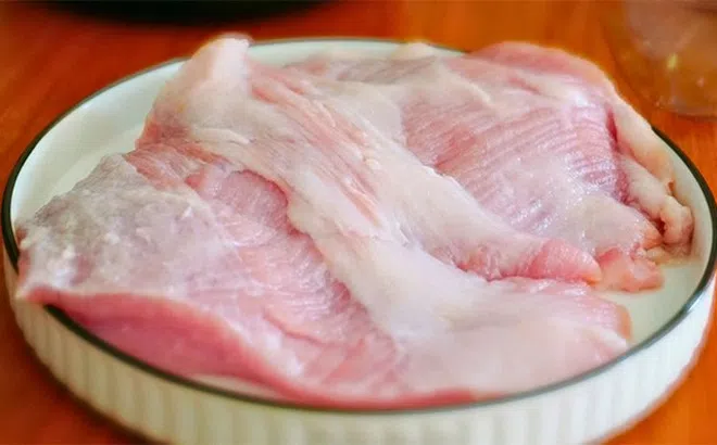 Thịt lợn nọng ngon nhưng ai không nên ăn?