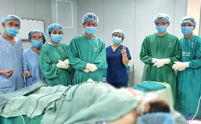 Nối lại thành công bàn tay hai tháng qua được nuôi tạm ở cẳng chân của thai phụ