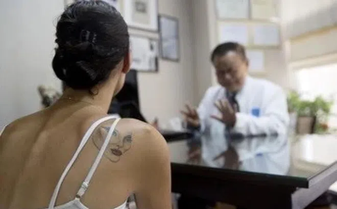 'Chết lặng' giữa bệnh viện vì câu hỏi 'đi khám HIV hả em'