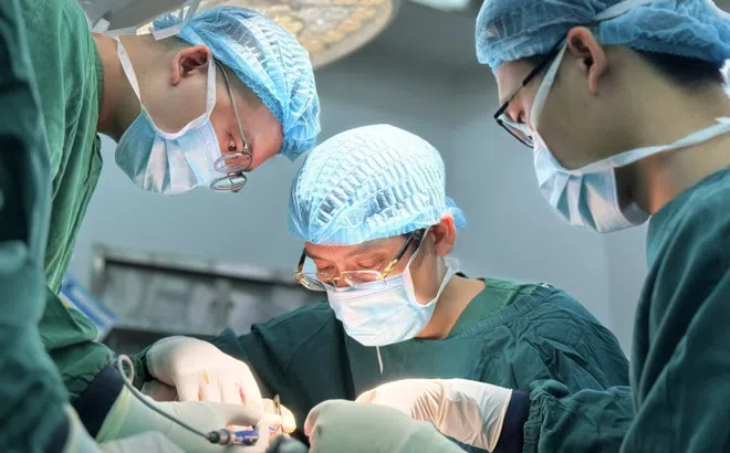 12 giờ vi phẫu cứu bàn tay bị đứt gần rời 4 ngón