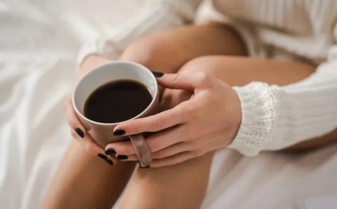 Điều gì xảy ra với dạ dày khi không ăn sáng mà uống cà phê?