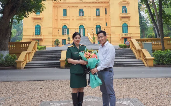 Tặng sách và MV Nghệ thuật “Lời Bác dặn trước lúc đi xa” cho Khu Di tích Phủ Chủ tịch