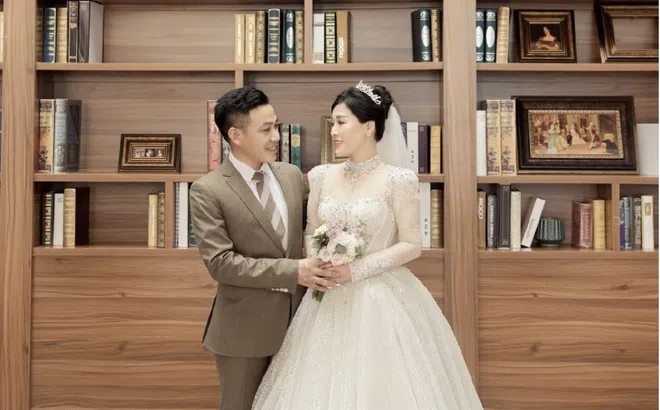 Nhà báo Xuân Nguyên và NSƯT Hương Giang chuẩn bị làm Lễ Hằng Thuận tại chùa Vạn Phúc
